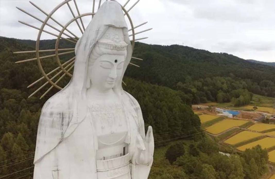 Bu devasa heykellere bakanların başı dönüyor! Uzunlukları 200 metreye yaklaşıyor 1